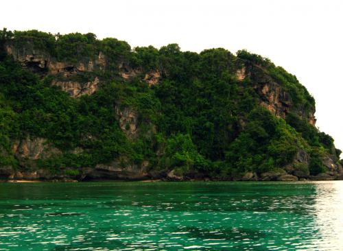 Berkenalan Dengan Pantai Pasir Hitam di Buton