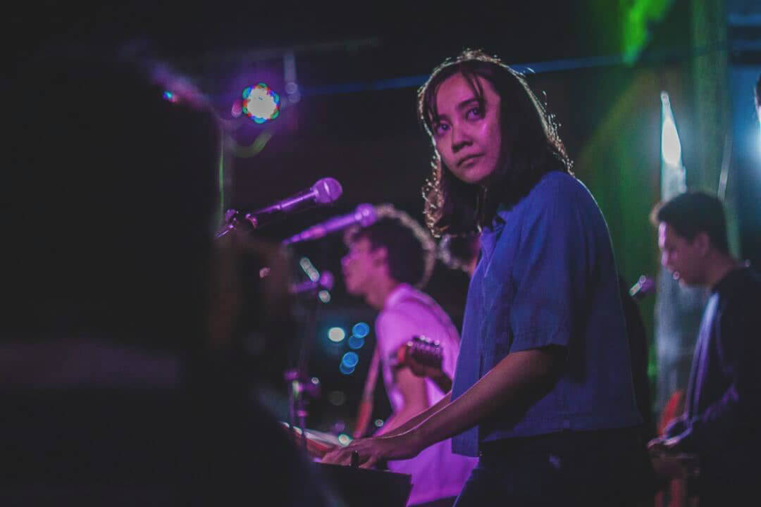 Salah satu kunci suksesnya adalah punya teman dan tim yang selalu mendukung karirnya dalam musik