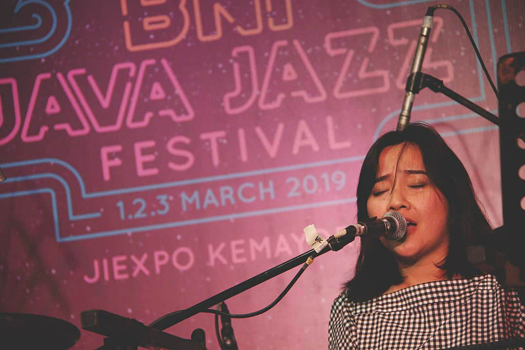 Punya aturan untuk tidak meletakkan ponsel di dekat alat musik karena insiden kocak