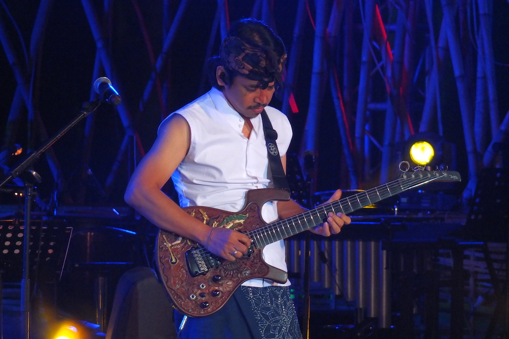 Dewa Budjana Merilis Zentuary di Tebing Breksi