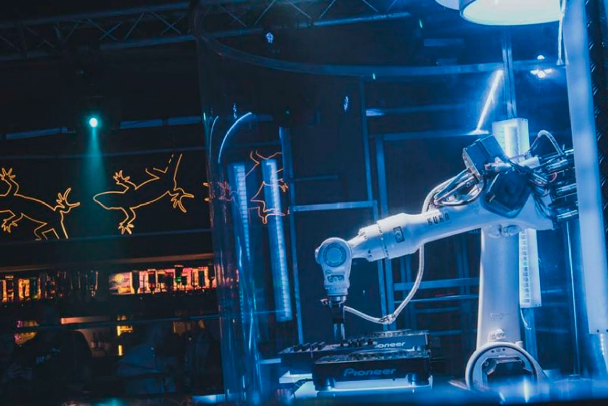музыка где роботы. музыка где роботы. робот играющий на скрипке. техно диджей. музыка где роботы.
