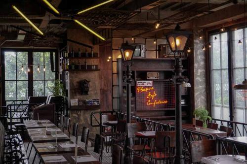 The Authentic Bar, H Gourmet &amp; Vibes!