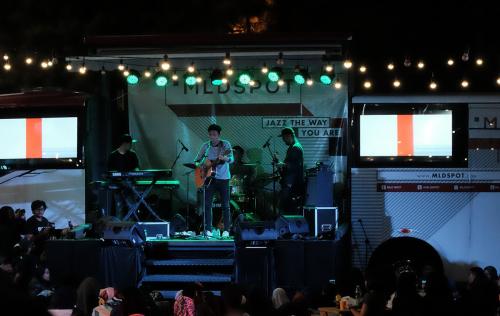 Suasana Berubah Melankolis Saat Rendy Pandugo Manggung Di Stage Bus Jazz Tour 2017