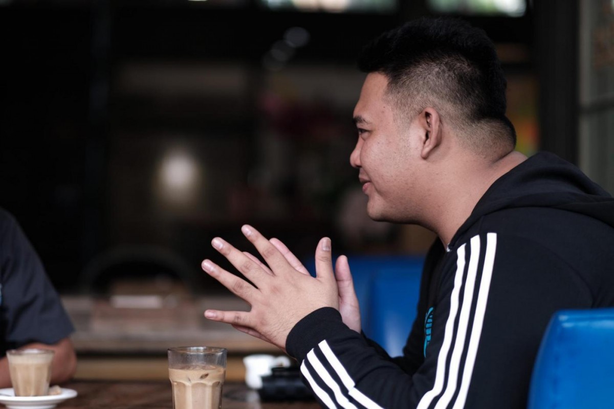 Evan Pratama tampak samping menggunakan jaket hitam