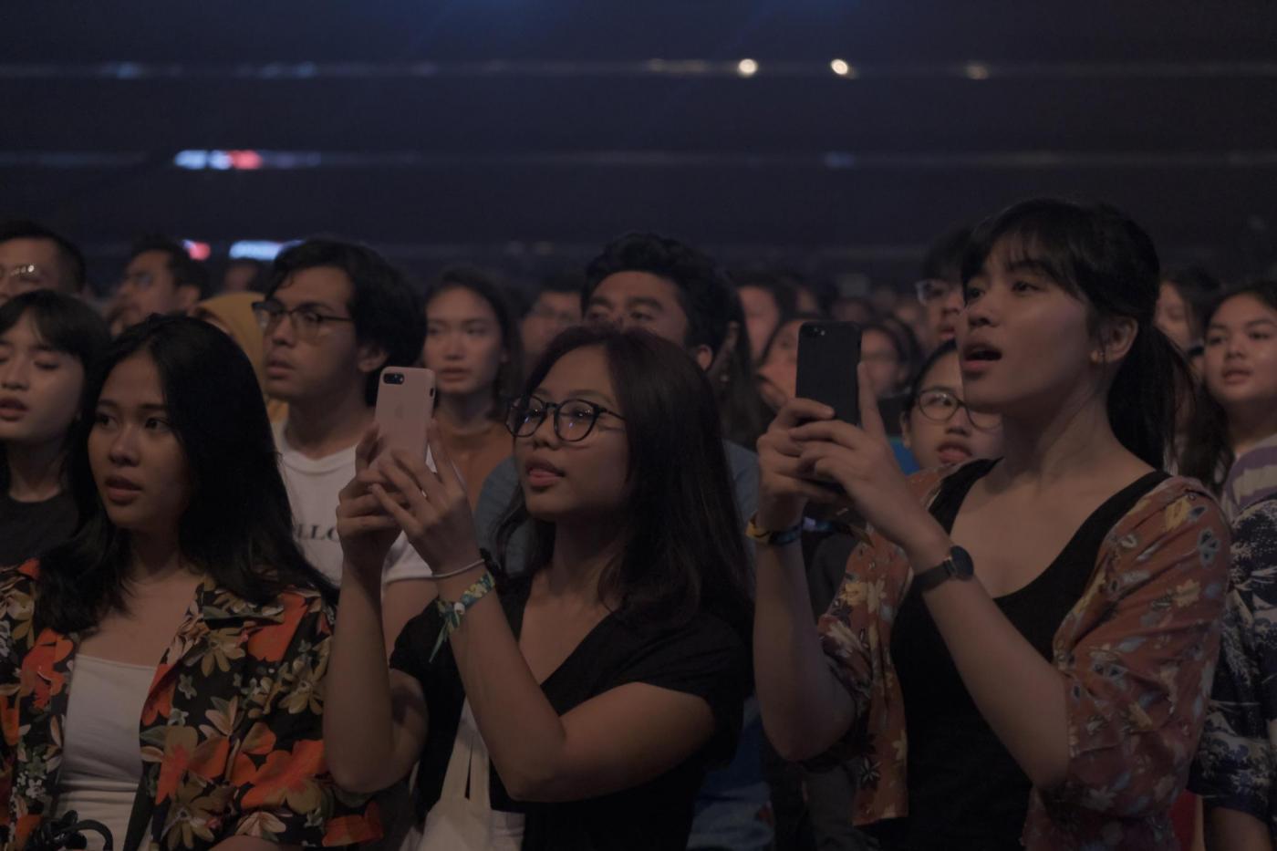 Penonton Omar Apollo sedang merekam penampilannya