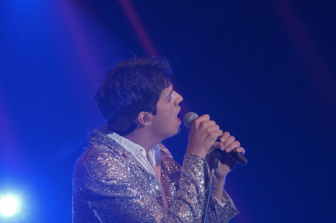 Omar Apollo bernyanyi tamak dengan jarak dekat