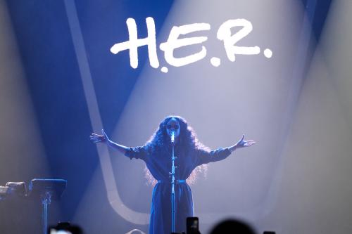 H.E.R MENYIHIR RIBUAN PASANG MATA DI JAVA JAZZ FESTIVAL 2019 HARI PERTAMA