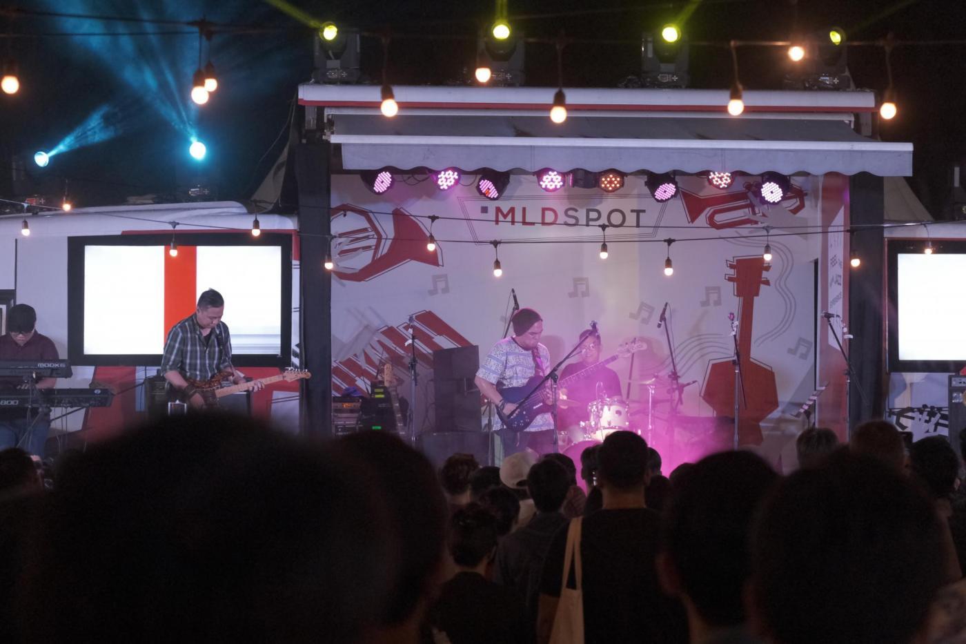 Barry Likumahuwa sihir penonton dengan penampilannya di Stage Bus Jazz