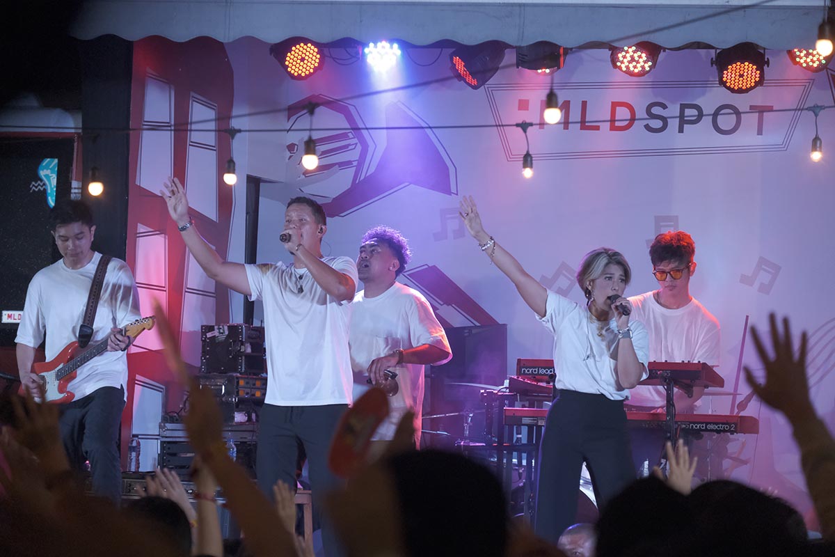 Penampilan Maliq and D'essentials saat di Stage Bus Jazz MLDSPOT