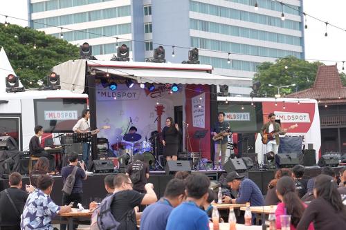 Hangatnya Panggung Intim Stage Bus Jazz