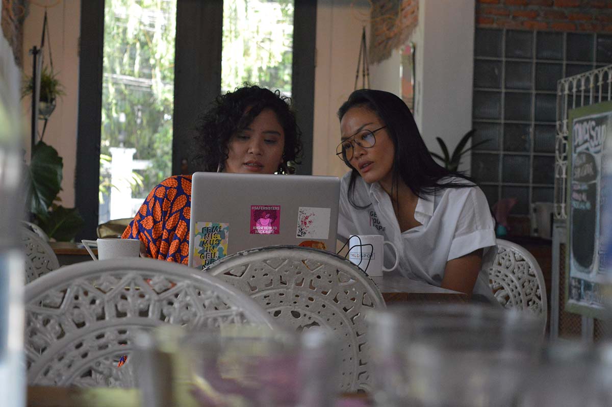 Kartkika Jahja dan Kelly Tandiono sedang menghadap ke laptop