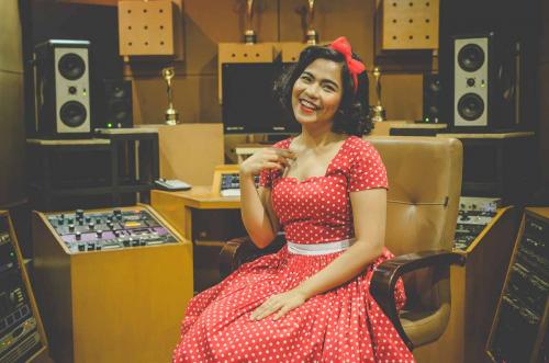Wawancara bersama Louise M. Sitanggang: Biduan dari Deredia yang Konsisten dengan Pin-up Girl Style