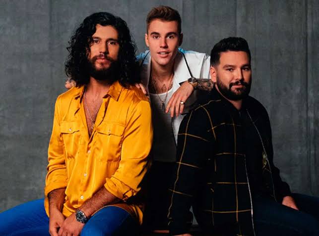 Justin Bieber dan Dan + Shay berpose bersama di video klip lagu 10.000 Hours.