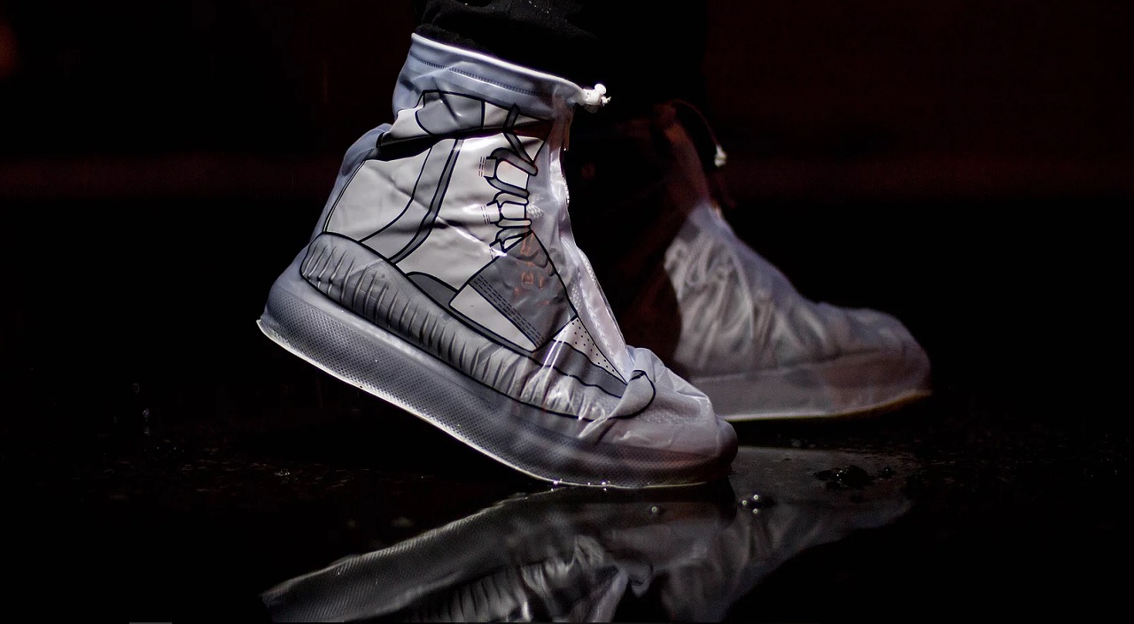 Dry Steppers Lindungi Sneakers Urbaners dari Hujan