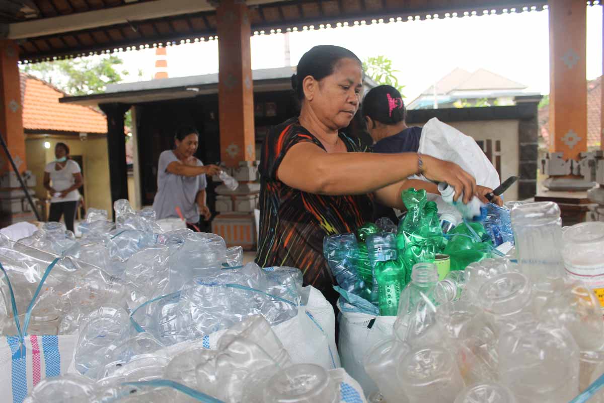 Proses pemisahan sampah plastik untuk didaur ulang