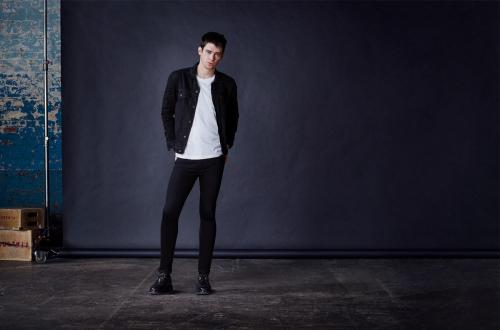 Tips Memakai Skinny Jeans dengan Footwear yang Tepat