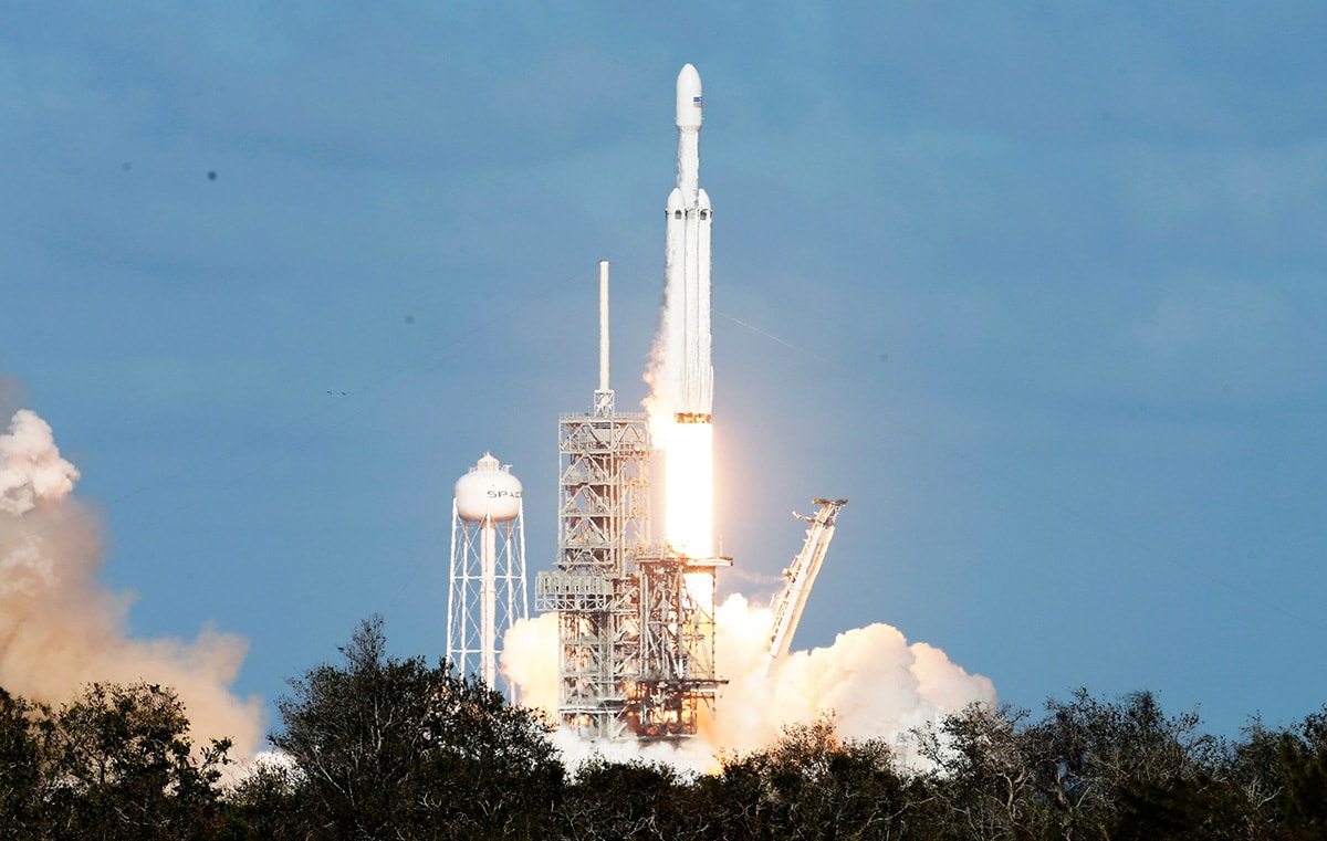 Falcon Heavy Sukses Luncurkan Mobil Tesla ke Orbit Planet Mars