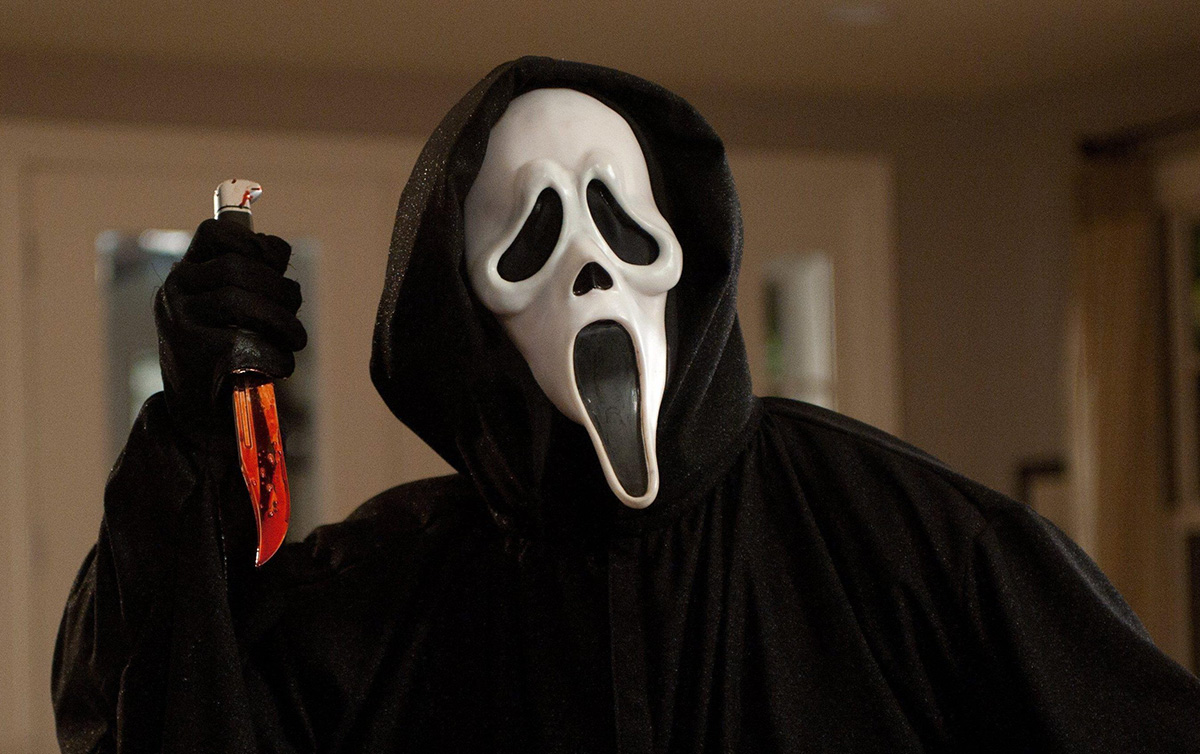 Serba hitam dan mengenakan topeng, salah satu karakter yang ditakuti dari film Scream 