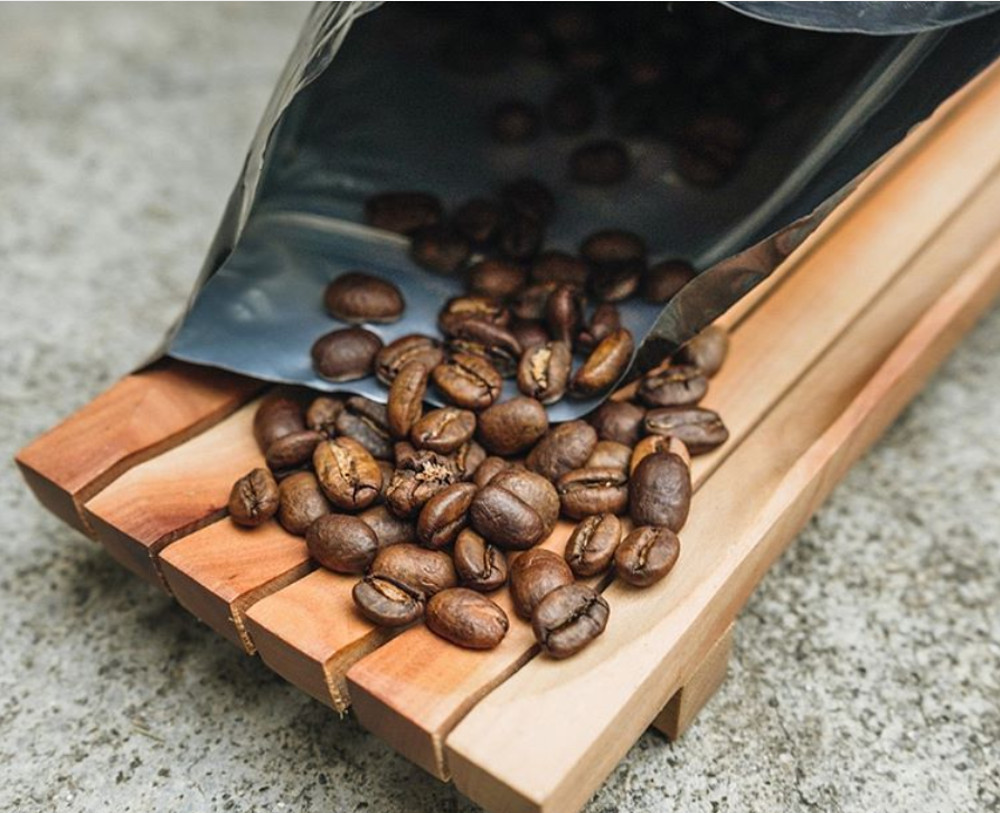 Selain lampu, Fiolight juga menjual aneka aksesori dari limbah kayu