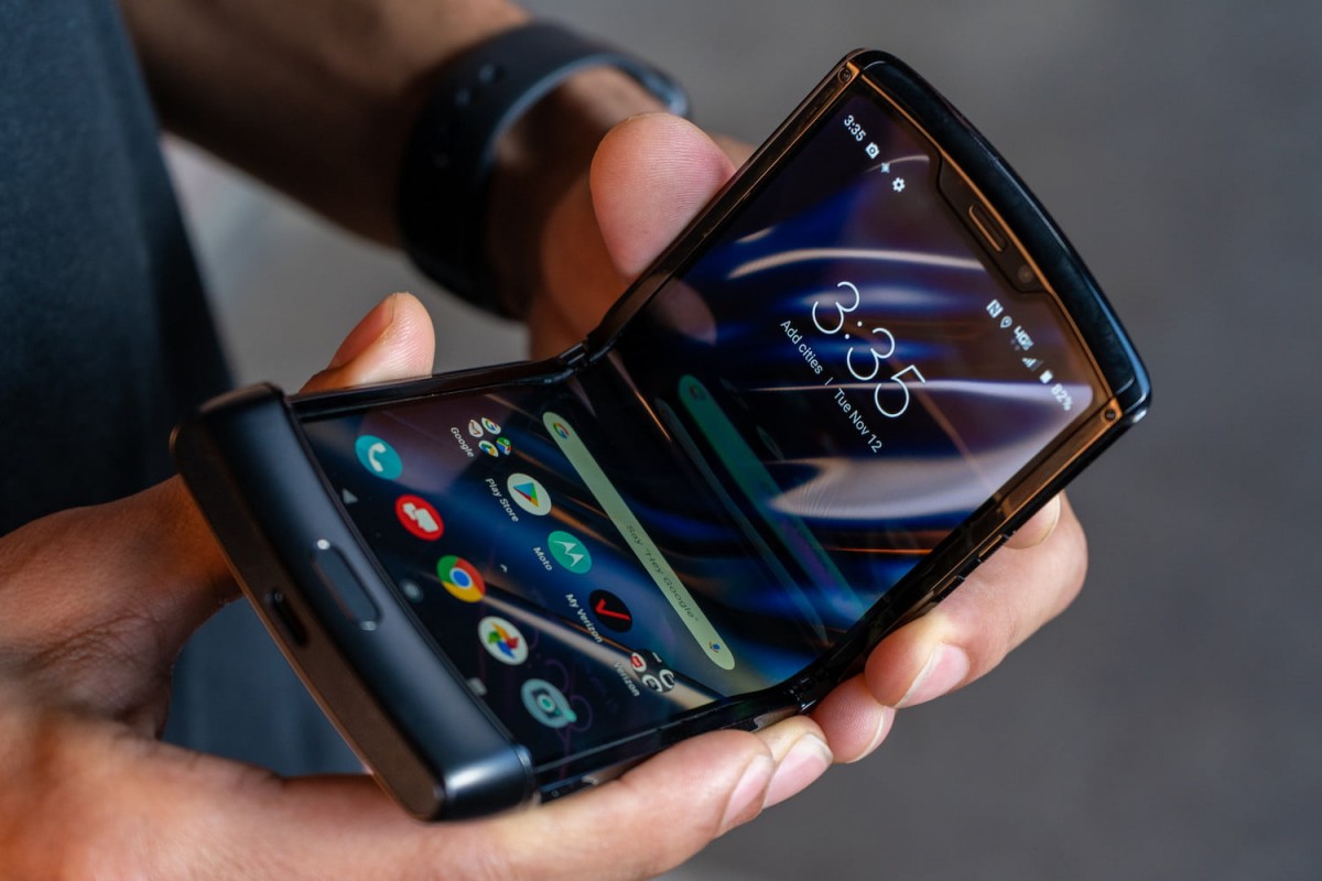 Motorola Razr dengan desain terbaru yang bisa dilipat dan menyatu ketika ponsel dibuka