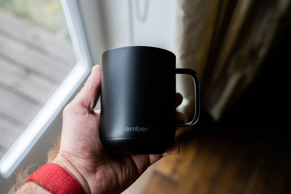 Seseorang menggenggam Ember Smart Mug