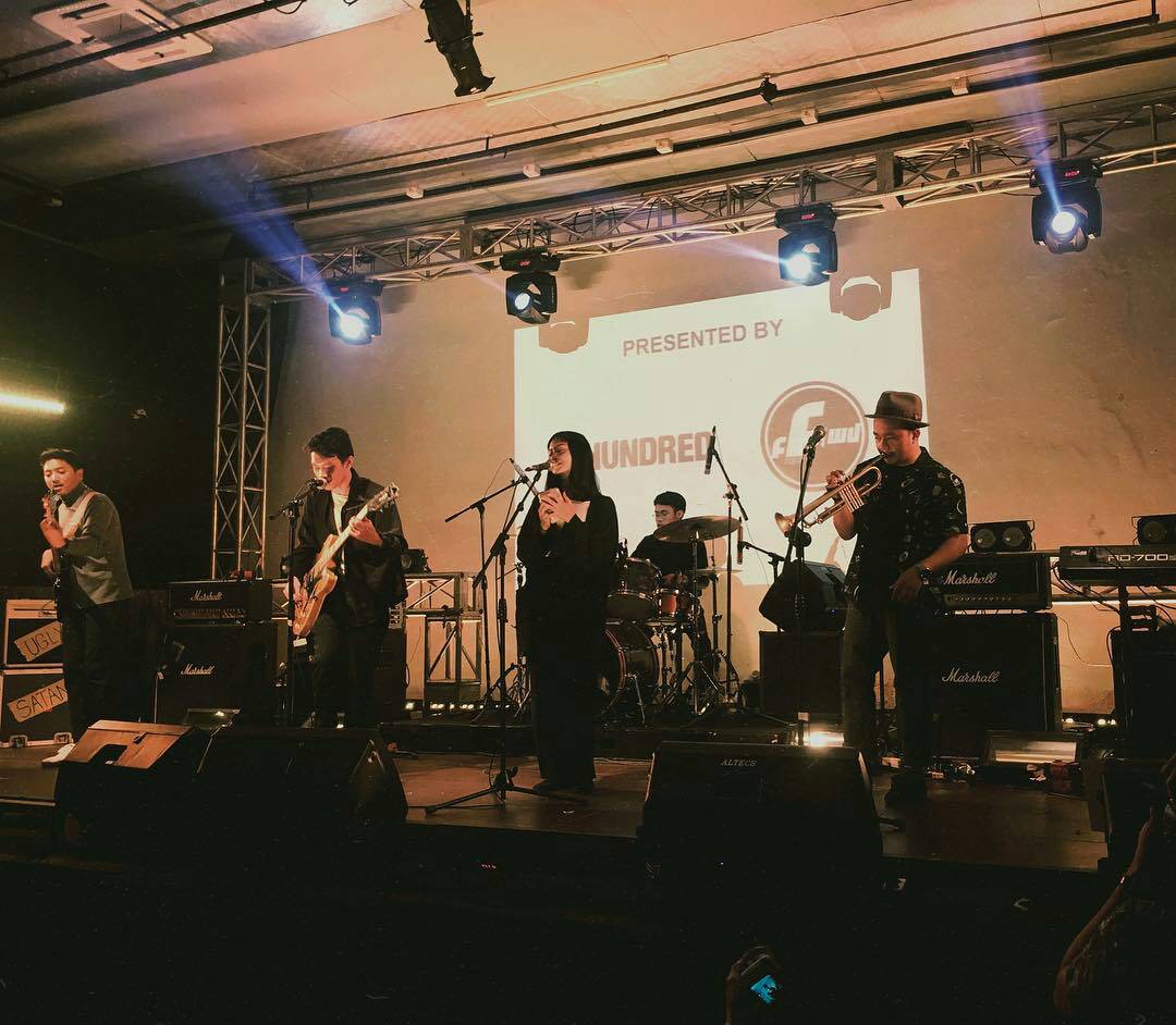 Seringnya Garhana tampil dengan akustik duo atau trio, tapi terkadang bisa dengan full band.