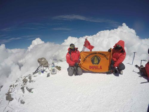Tim Mapala Universitas Brawijaya Rayakan 17 Agustus di Puncak Elbrus Rusia