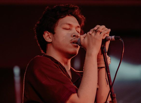 “Musik apa ya...gesekan rel kereta buat gue juga bisa disebut musik!”