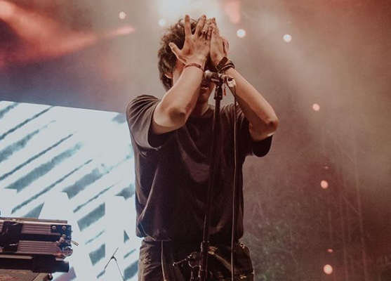 “Semua orang punya momentumnya masing-masing, kenapa harus khawatir?” ungkapnya santai.