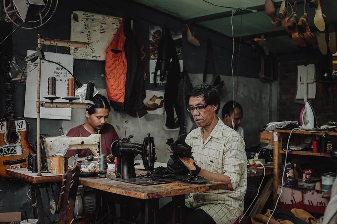 Proses pembuatan sepatu Hirka