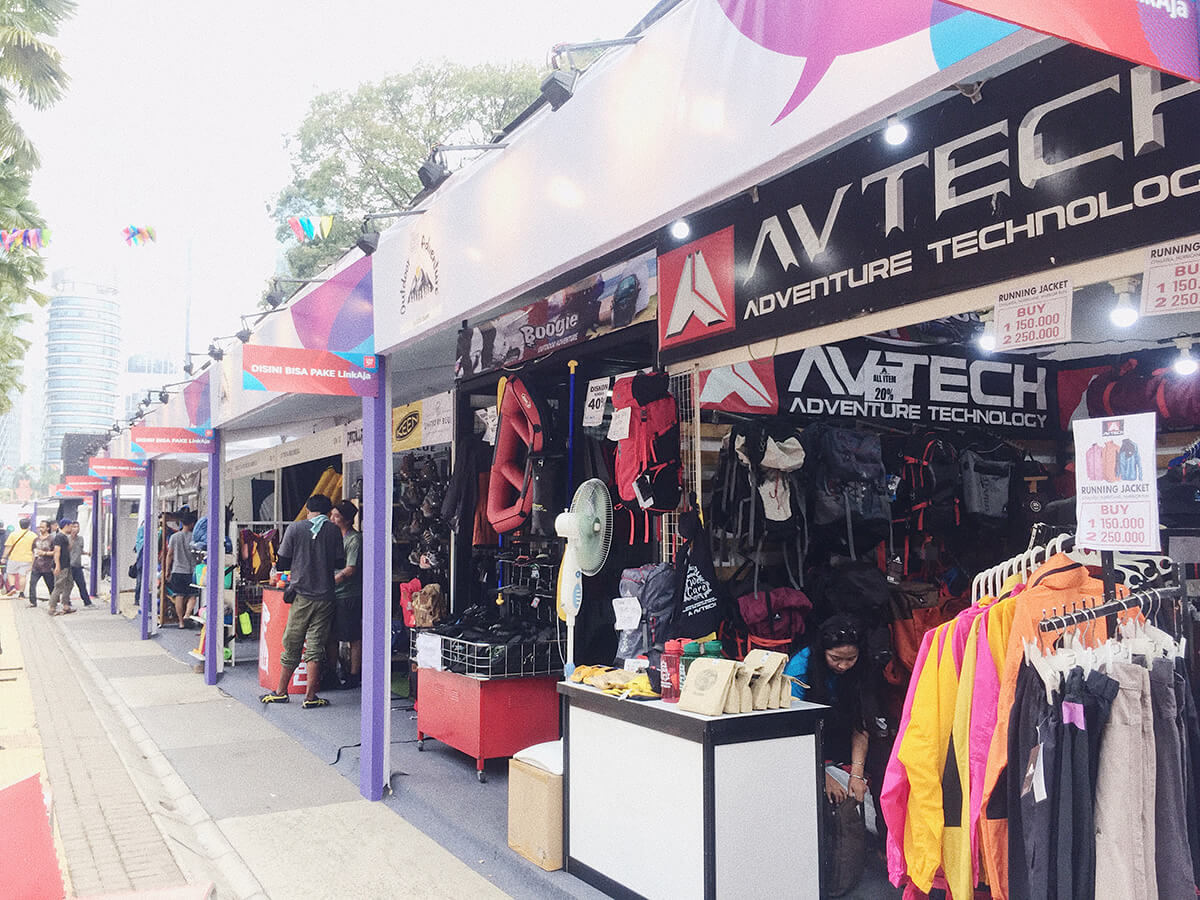 Peralatan hiking yang dijual di salah satu booth