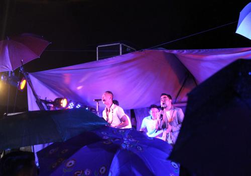 Guyuran Hujan Tetap Mampu Meneduhkan Panggung MLDSPOT Stage Bus