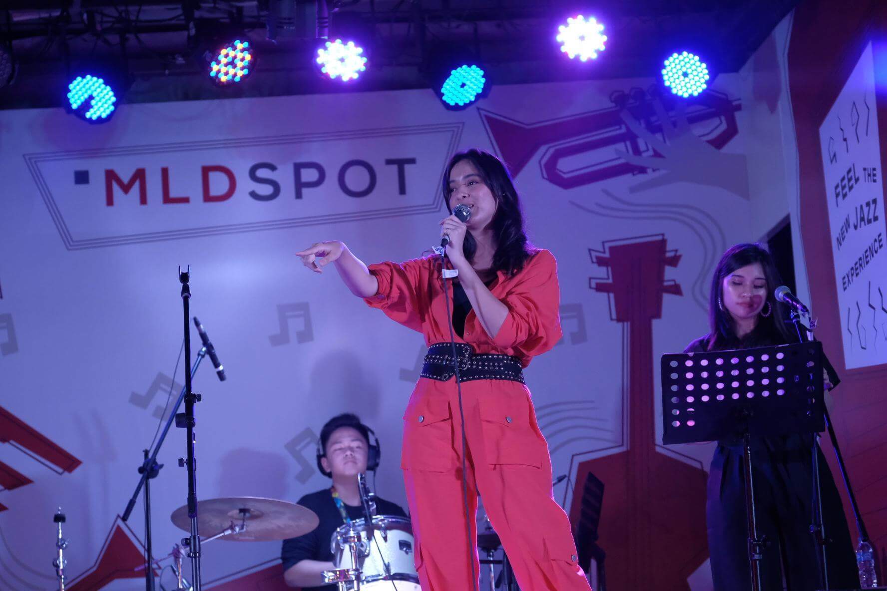Mawar De Jongh menggunakan jumpsuit merah dan belt hitam di Stage Bus Jazz Tour 2020