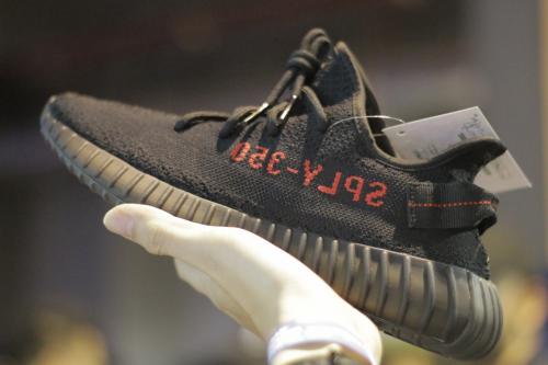 Raffle Adidas Yeezy Boost 350 V2 Black Red Menutup Acara Urban Sneaker Society