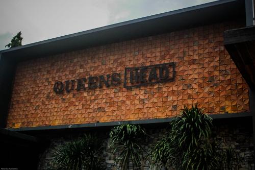 Menghabiskan Malam di Queens Head