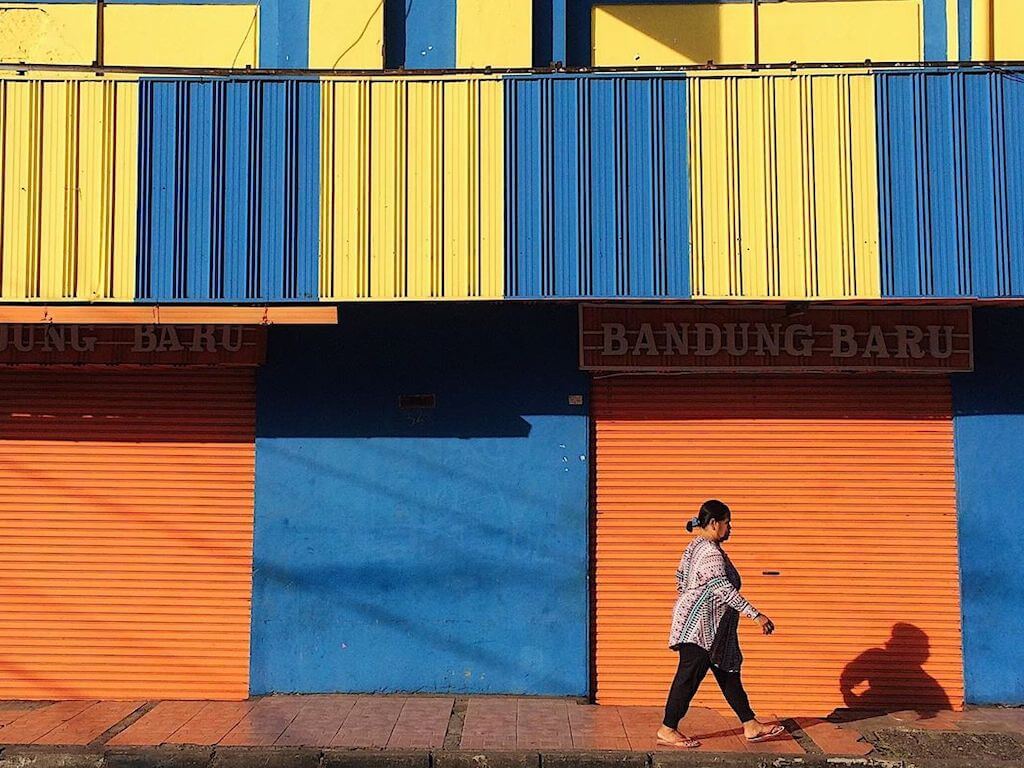 Di antara tone warna warm, Nikko juga menyelipkan foto dengan tone yang vibrant