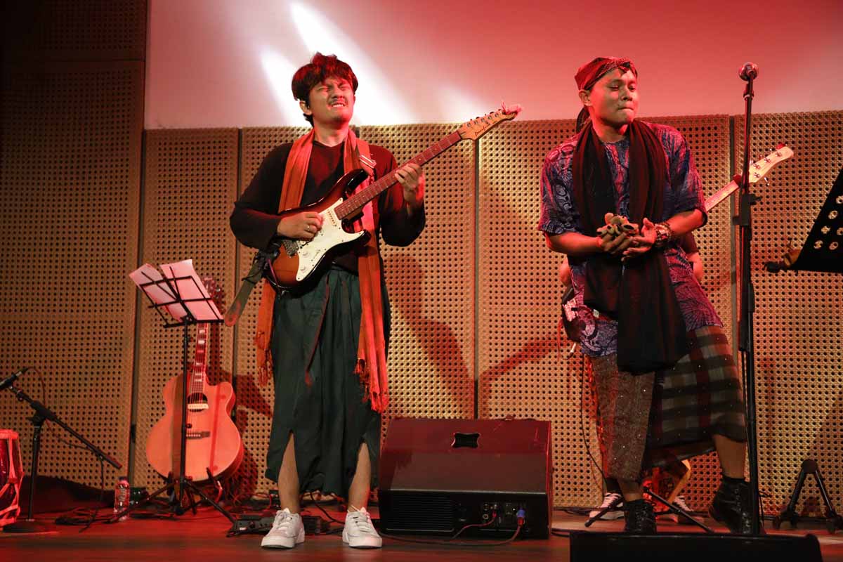 Setiap manggung, Jatiraga selalu memasukkan unsur pakaian tradisional