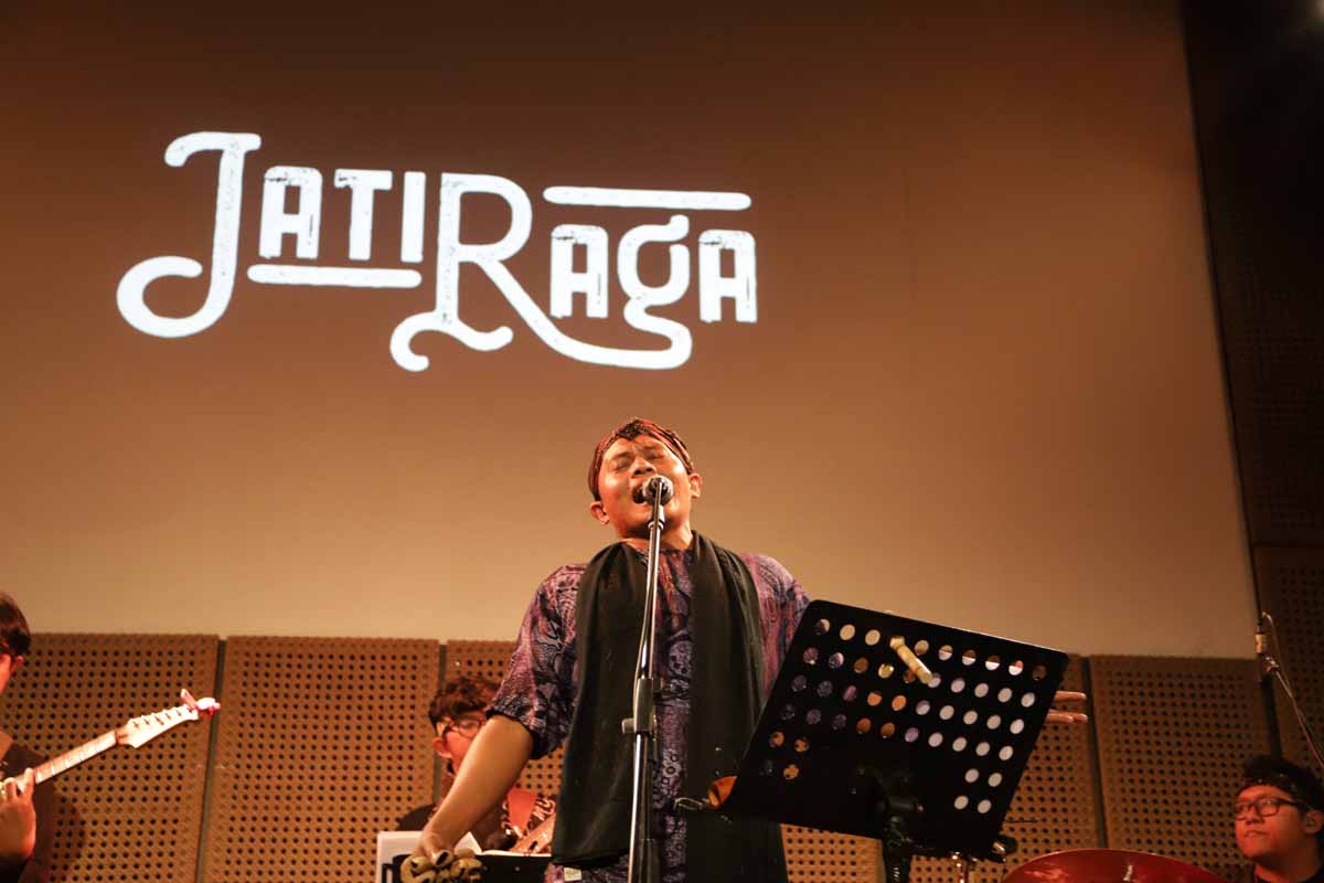 Penampilan dan olah suara Zuhdi mampu memberikan performance yang powerful