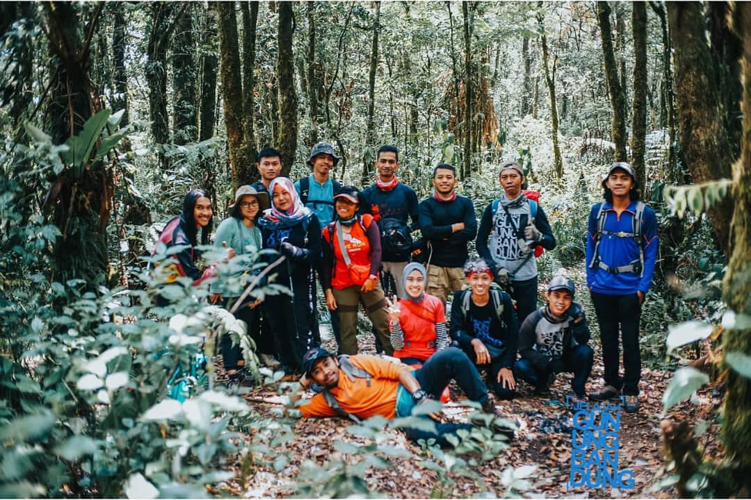 Anggota Jelajah Gunung Bandung saat pendakian