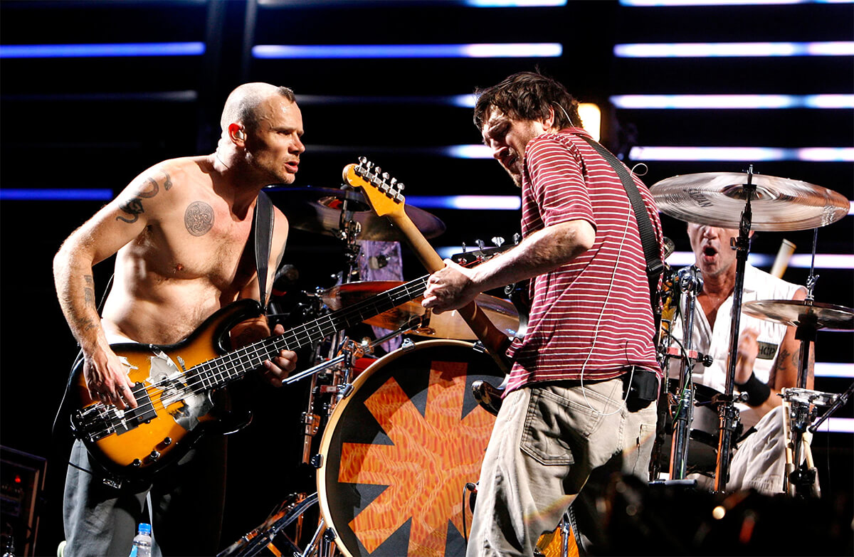 Aksi panggung John Frusciante bersama bassist RHCP, Flea dalam sebuah konser.