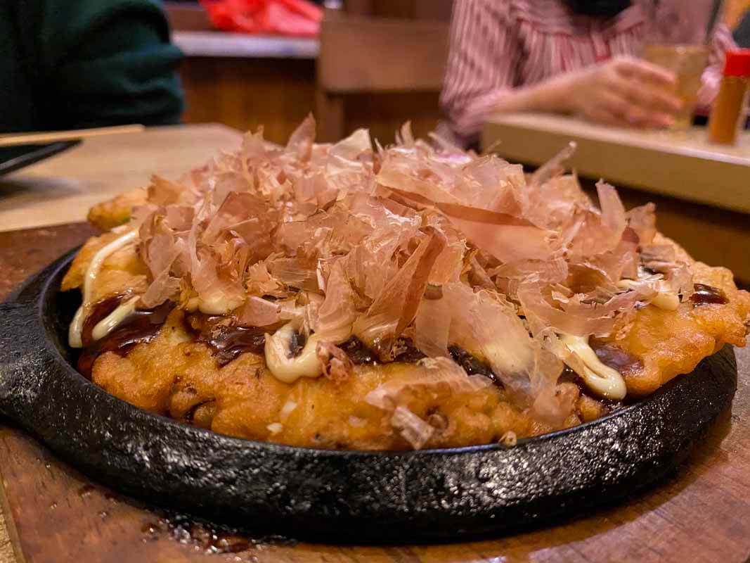 Kaisen Okonomiyaki, bakwan ala Jepang disajikan di atas hotplate