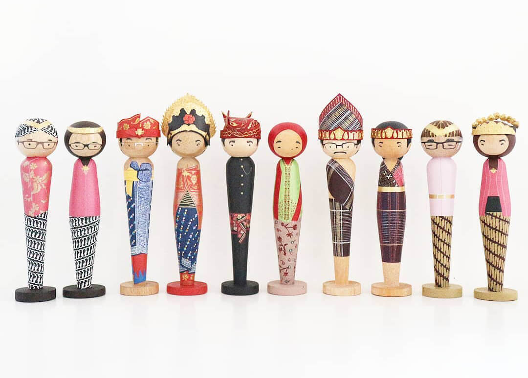 Boneka Kokeshi khas Jepang bisa dimodifikasi dengan budaya Indonesia oleh KayaKayu.