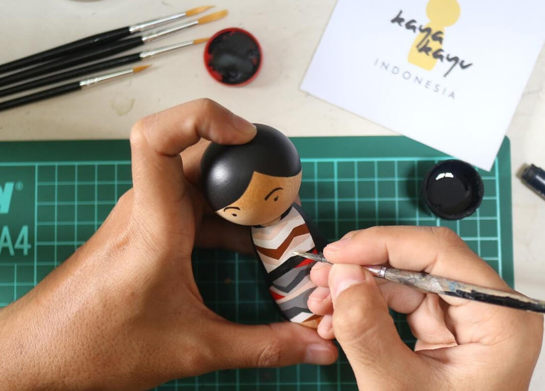 KayaKayu membuat boneka kayu secara handmade dan didesain sendiri oleh owner-nya.