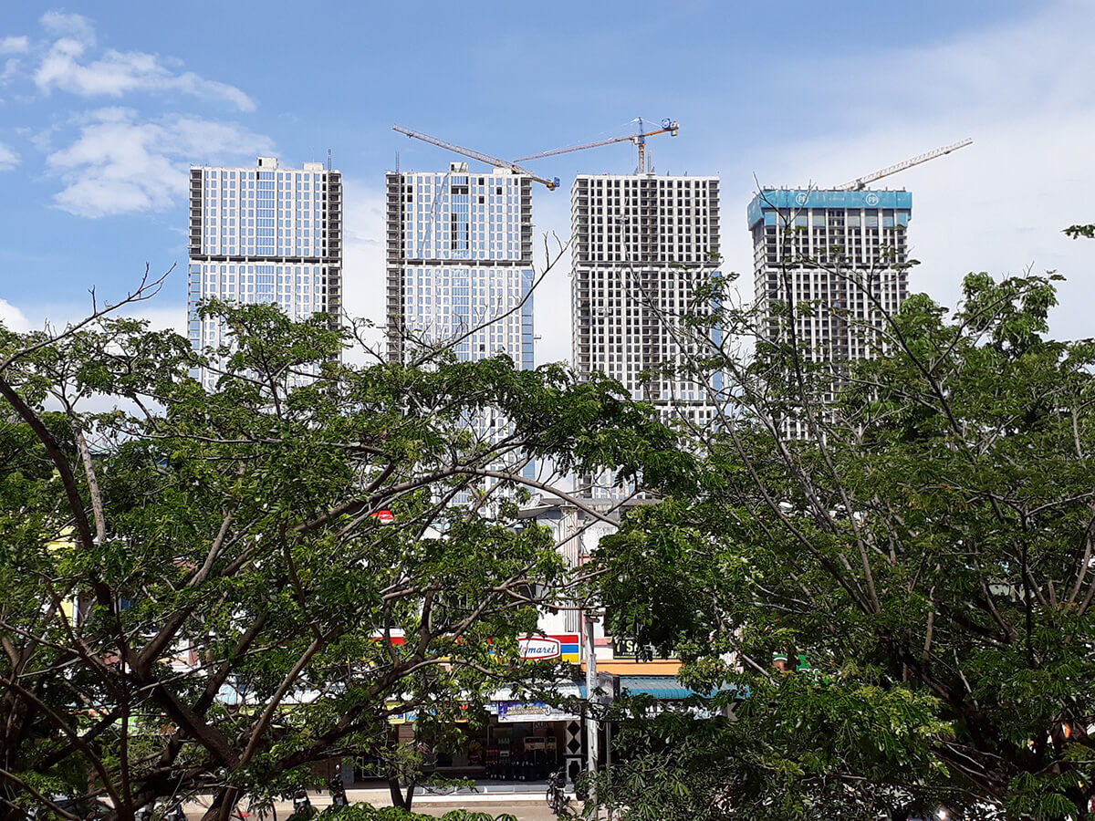 Gedung tertinggi di Indonesia yang dibangun kali ini menerapkan konsep intergrated vertical city demi meminimalisir penggunaan lahan.
