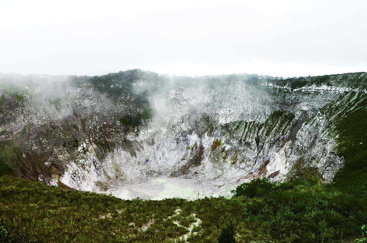 Kawah di Gunung Mahawu yang terlihat mengepulkan asap.