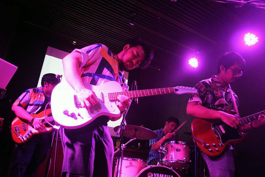 Berkolaborasi dengan Diskoria, Kurosuke tampil bersama di atas panggung.