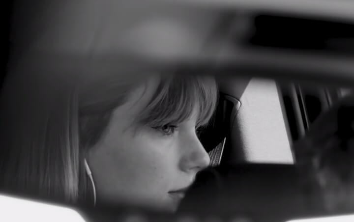 Taylor Swift memandang jendela mobil, memulai perjalanan nostalgia masa kanaknya saat Natal