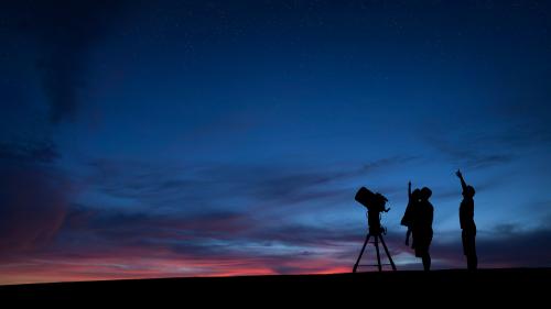 Kencan di Bawah Indahnya Langit Milky Way