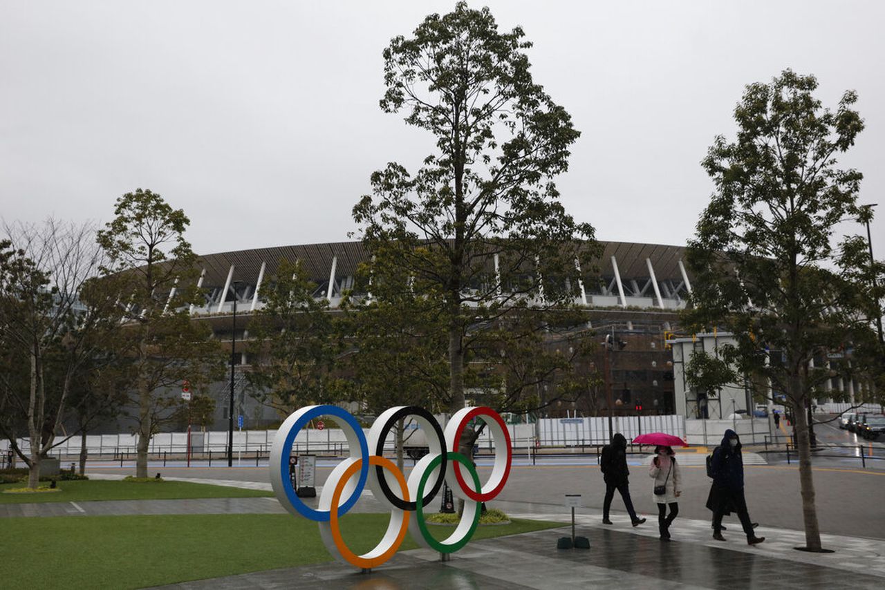 Logo Olimpiade telah terpasang di depan stadion yang akan menjadi venue olahraga