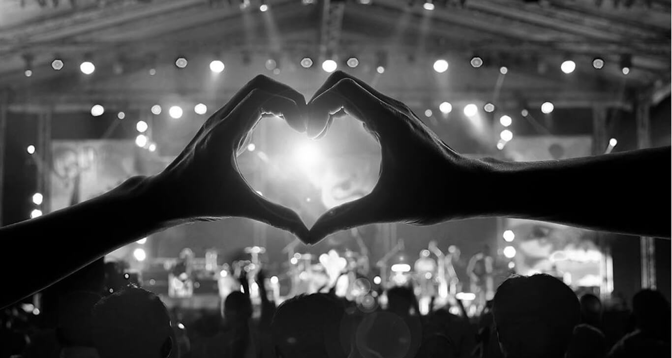 Tangan membentuk hati di tengah keramaian konser musik